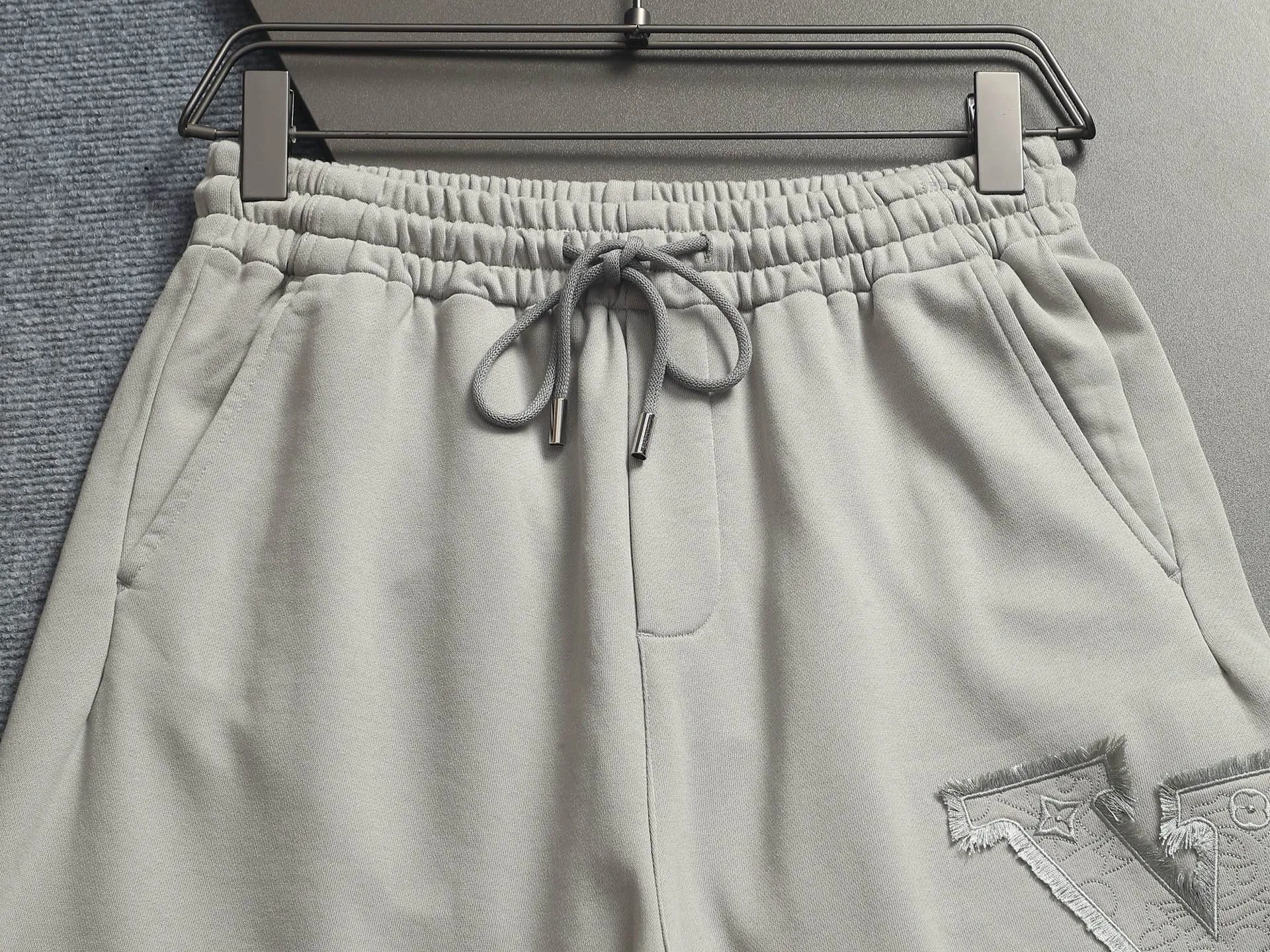 [Higher version] Louis Vuitton/Louis Vuitton 2026SS New Arrival terry shorts, customized fabric using wafer cloth weaving, advanced hand-cut patchwork embroidery technology, tight and three-dimensional version, customized trouser cord hardware with strong texture, smooth, comfortable and Breathable upper body, concave and convex three-dimensional sense, fashionable and casual wear Color: Black White Avocado Color Sizes: S M L XL